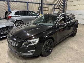 Damaged car Volvo V-60 VOLVO V60 2.0D AUTOMAAT 2013 2013/12
