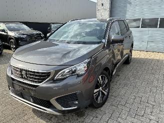 damaged passenger cars Peugeot 5008 PEUGEOT 5008 1.5D 2019 2019/7