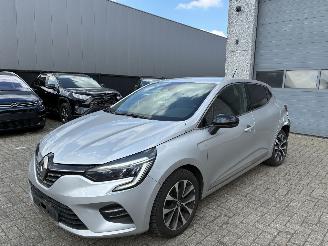 Vaurioauto  passenger cars Renault Clio RENAULT CLIO 1.5D 2020 2020/12