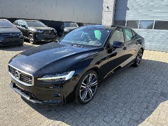 damaged passenger cars Volvo S-60 VOLVO S60 2.0I R 2019 2019/6