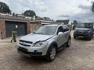 Vrakbiler auto Chevrolet Captiva 2.0 VCDI Executive grijs kenteken 2010/1