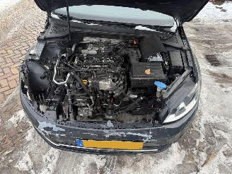 Volkswagen Golf 2.0 TDI AUTOMAAT 150 PK PANO picture 29