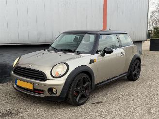 Vaurioauto  passenger cars Mini Mini COOPER 1.6 120 PK 2006/1