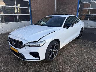 uszkodzony samochody osobowe Volvo S-60 2.0 B4 Dark Edition R NAP!! 2023/1