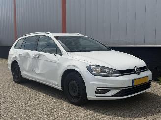 Damaged car Volkswagen Golf 1.6 TDI Comfortline AUTOMAAT EURO 6 2019/1