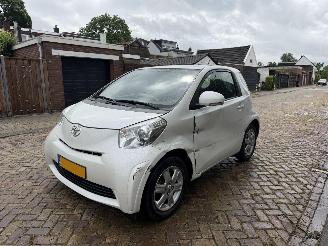 damaged passenger cars Toyota iQ 1.0 VVTI NAP 2011/1
