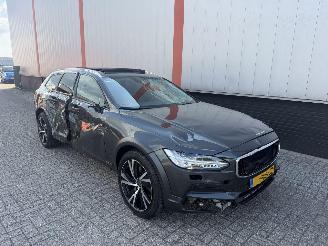 uszkodzony samochody osobowe Volvo V-90 V90 Cross Country 2.0 D5 AWD PRO 2019/1