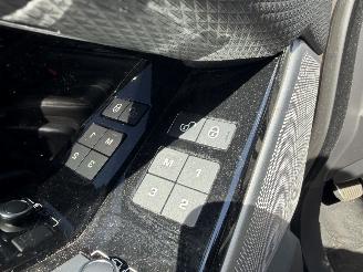 Land Rover Range Rover Velar 2.0 P250 Turbo AWD R-Dynamic SE picture 17