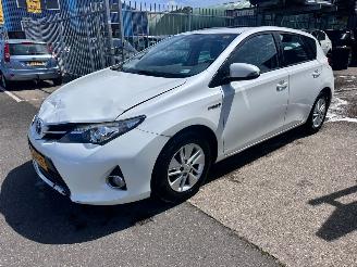 damaged passenger cars Toyota Auris 1.8 HYBRIDE / AUTOMAAT 2013/4