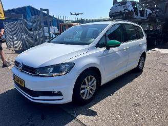 damaged passenger cars Volkswagen Touran 1.0 TSI 7 PERSOON 2019/6