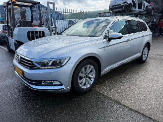 krockskadad bil auto Volkswagen Passat 1.6 TDI / DSG / 2018/1