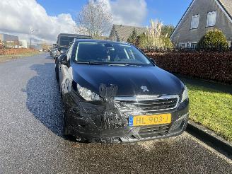 uszkodzony samochody osobowe Peugeot 308 1.6 BlueHDI Blue Lease Executive Pack GLAS DAK 2015/11
