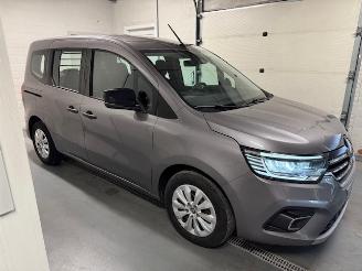 krockskadad bil auto Renault Kangoo  2022/12