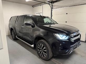 damaged passenger cars Isuzu D-Max  2022/2