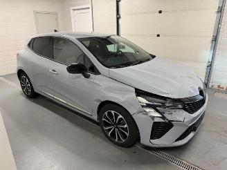 Damaged car Renault Clio  2024/9