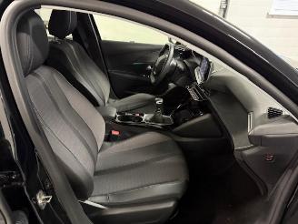 Peugeot 208  picture 13