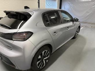 Peugeot 208  picture 8