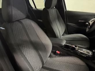 Peugeot 208  picture 11