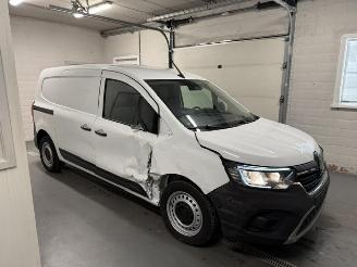 damaged passenger cars Renault Kangoo  2026/3