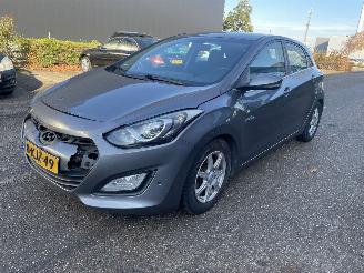 damaged passenger cars Hyundai I-30 1.6 99kw 2013/6
