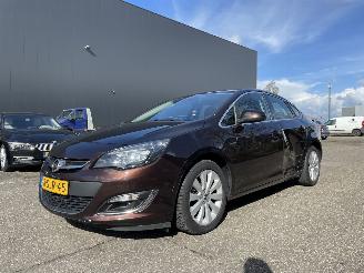 uszkodzony samochody osobowe Opel Astra 1.4T 103KW Sedan 2013/10