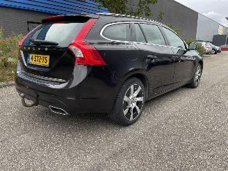 Unfallwagen Volvo V-60 2.4 D plug in hybrid 2013/12