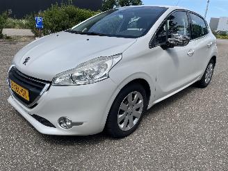 Damaged car Peugeot 208 1.2 5drs clima 2014/8