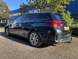 uszkodzony samochody osobowe Toyota Auris 1.8 hybrid 2013/10