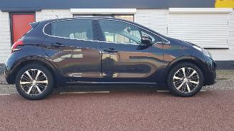 damaged passenger cars Peugeot 208 Tech Edition 110PK 2019/11