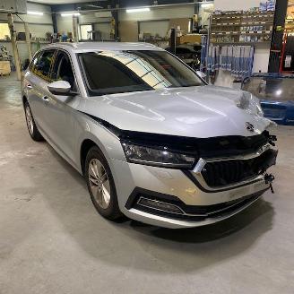 krockskadad bil auto Skoda Octavia  2023/1