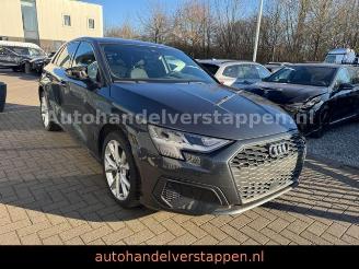 Voiture accidenté Audi A3 Sportback 30 TFSI Automatik Navi CAM 2022/11