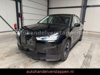 krockskadad bil auto BMW iX 40 xDrive 77KWH 240KW Leder Navi LED 2023/4