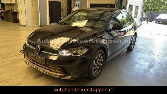 Vaurioauto  passenger cars Volkswagen Polo VI Life 70 TSI NAVI+ R-CAM 2024/4