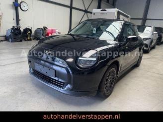 krockskadad bil auto Mini Mini 3-trg. BEV Cooper E Essential Trim 2024/12