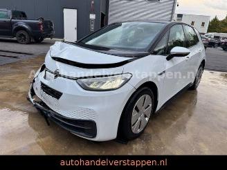 Damaged car Volkswagen ID.3 Pro Performance 150 kW Life DAB+ LED 2021/2