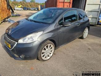 Vrakbiler auto Peugeot 208 208 I (CA/CC/CK/CL), Hatchback, 2012 / 2019 1.0 Vti 12V PureTech 2013/12