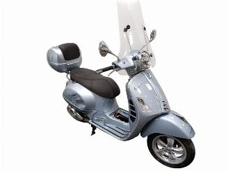 krockskadad bil bromfiets Piaggio  GTS VESPA 2022/5