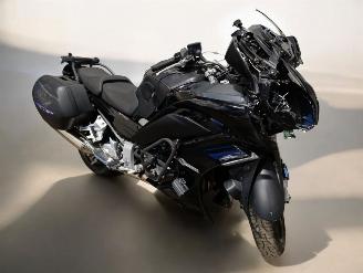 krockskadad bil motor Yamaha FJR 1300  2013/7