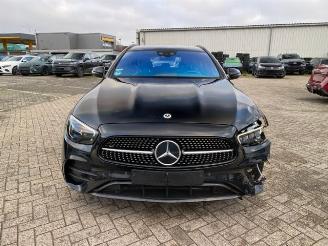 Mercedes E-klasse 300 T AMG Lin *PANO - NAVI - KAM* picture 2
