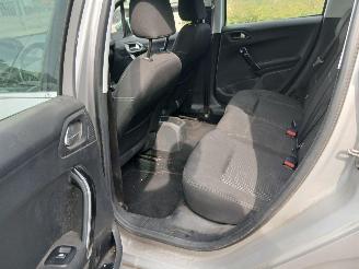 Peugeot 208  picture 10