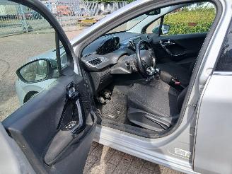 Peugeot 208  picture 12
