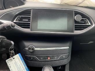 Peugeot 308 308 (L3/L8/LB/LH/LP), Hatchback 5-drs, 2013 / 2021 1.2 12V e-THP PureTech 110 picture 21