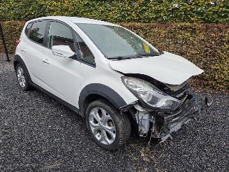 damaged passenger cars Hyundai Ix20 1.4i i-Motion Cross 2015/2