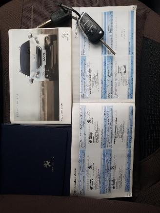 Peugeot 2008 1.2 VTi Active Pack Premium Automatic picture 19