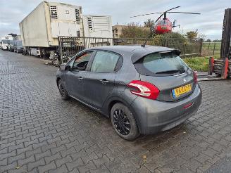 Peugeot 208 1.2 12V picture 3