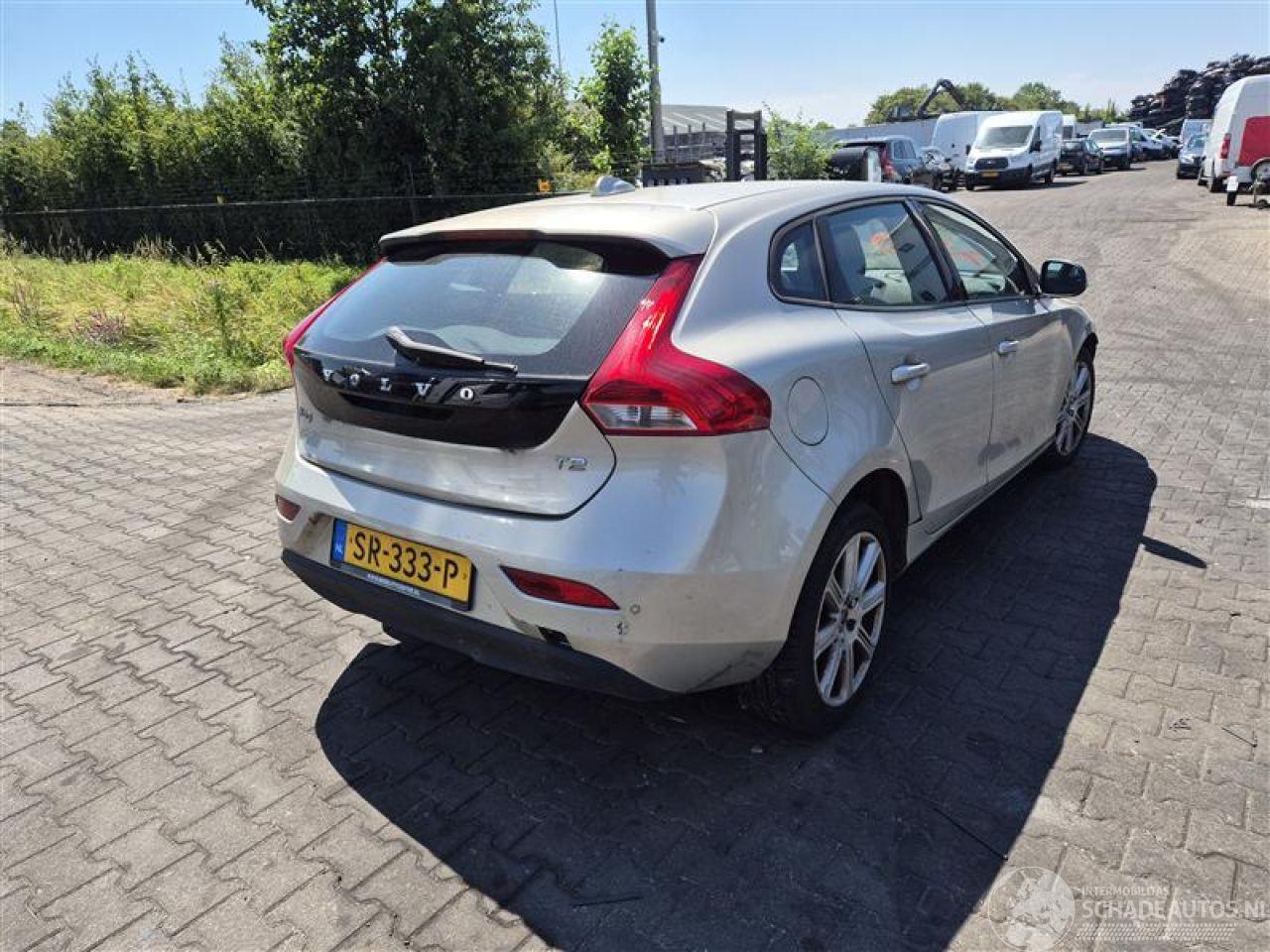 Volvo V-40 T2