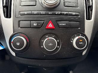 Kia Cee d 1.4 CVVT 16V Hatchback 2Dr Benzine 1.396cc 66kW (90pk) FWD picture 16