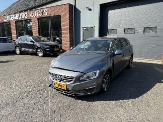 krockskadad bil auto Volvo V-60 1.5 T3 Momentum  AUTOMAAT Stationwagen 5-dr. 2016/1