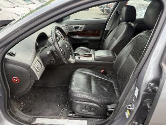 Jaguar XF 3.0 V6 Premium Luxury (Sedan 4-dr.) picture 16