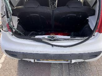 Peugeot 107 1.0-12V picture 8